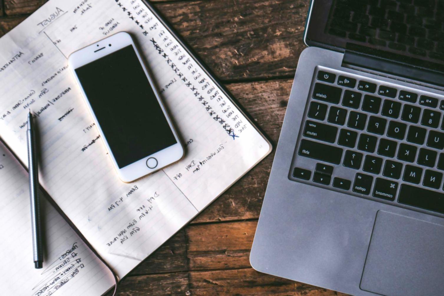 Professionelle Finanzanalyse und Beratung im modernen Büroumfeld