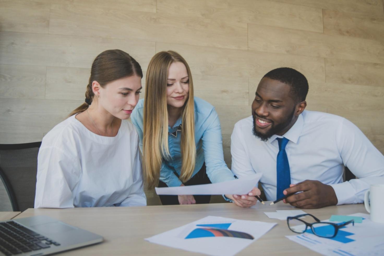 Detaillierte Finanzdiagramme und Analysewerkzeuge